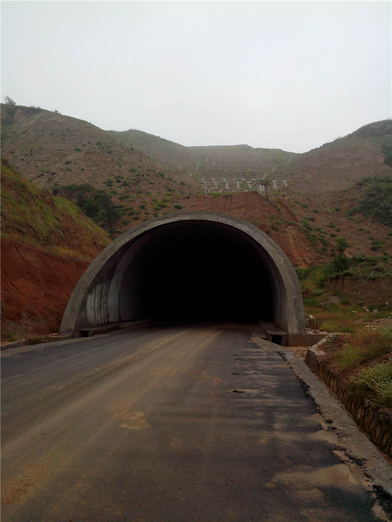 3肖家洼隧道（湿陷性黄土地区）.jpg
